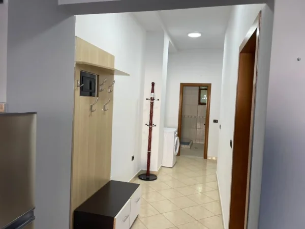 Tirane, jepet me qera apartament 2+1 , 85 m² 450 €