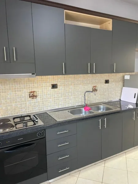 Tirane, jepet me qera apartament 2+1 , 85 m² 450 €