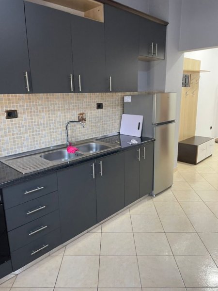 Tirane, jepet me qera apartament 2+1 , 85 m² 450 €