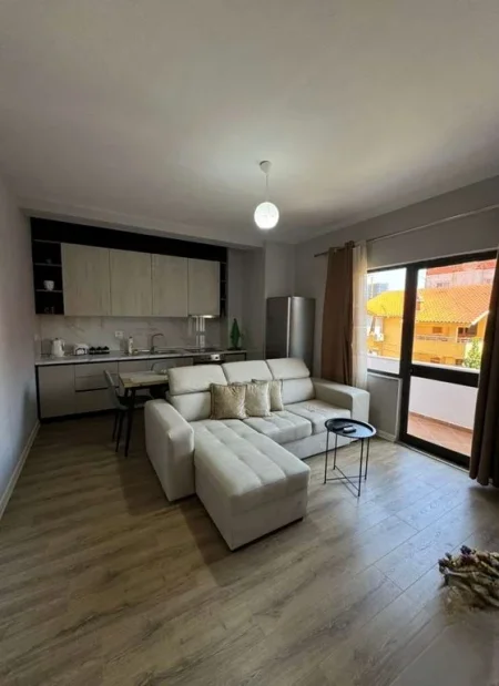 Tirane, jepet me qera apartament 2+1 Kati 2, 94 m² 700 € (prane Bulevardit)