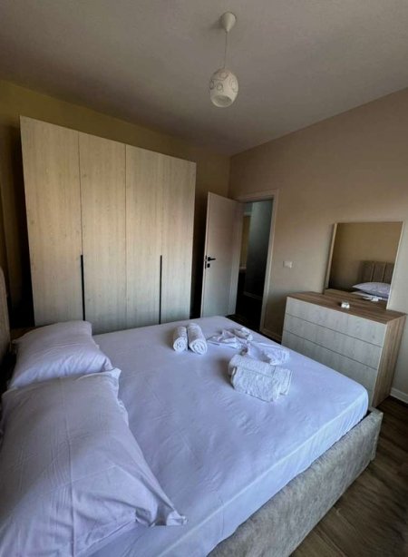 Tirane, jepet me qera apartament 2+1 Kati 2, 94 m² 700 € (prane Bulevardit)