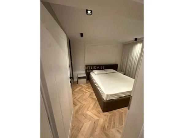 Tirane, jepet me qera apartament 1+1+Aneks+Ballkon Kati 1, 90 m² 700 € (Mbi Tregun Elektrik, Rruga Bajram Allaraj)