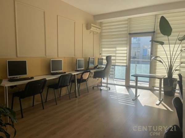 Tirane, jepet me qera zyre Kati 4, 170 m² 1.500 € (komuna e parisit)