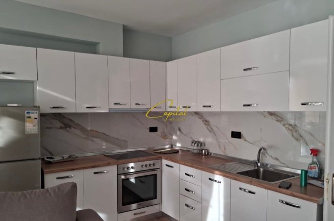 Tirane, jepet me qera apartament 1+1 Kati 7, 55 m² 650 € (SELVIA)