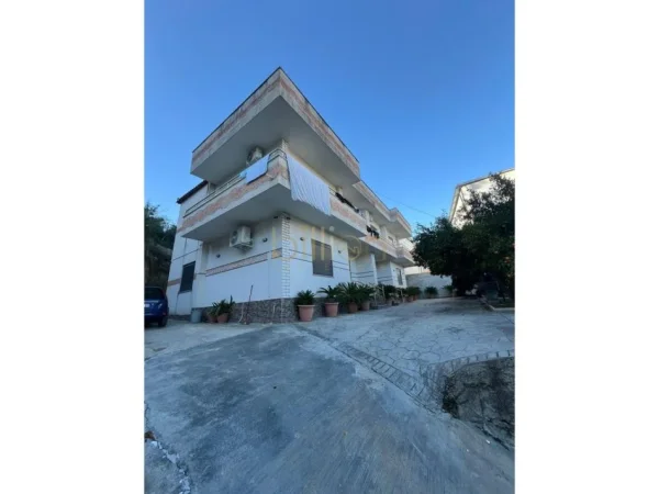 Yrshek,Tirane, shiten 2 vila 2 Katshe ,  300.000 €