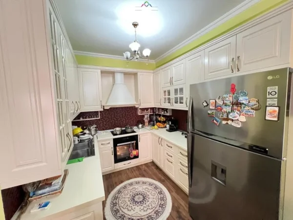 Tirane, shes apartament 1+1+Ballkon Kati 3, 79 m² 140.000 € (kinostudio)