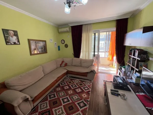 Tirane, shes apartament 1+1+Ballkon Kati 3, 79 m² 140.000 € (kinostudio)