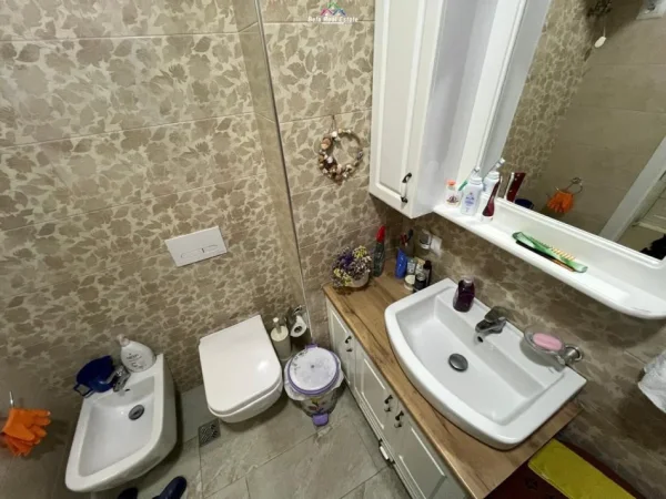 Tirane, shes apartament 1+1+Ballkon Kati 3, 79 m² 140.000 € (kinostudio)