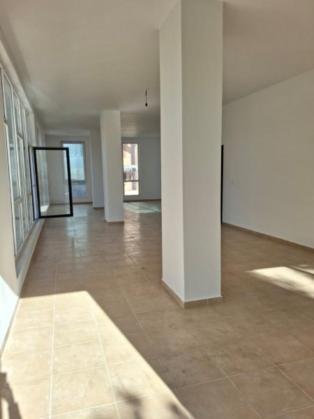 Tirane, jepet me qera ambjent biznesi Kati 3, 168 m² 2.500 € (Stacioni i Trenit)