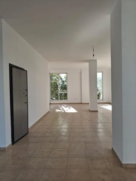 Tirane, jepet me qera ambjent biznesi Kati 3, 168 m² 2.500 € (Stacioni i Trenit)