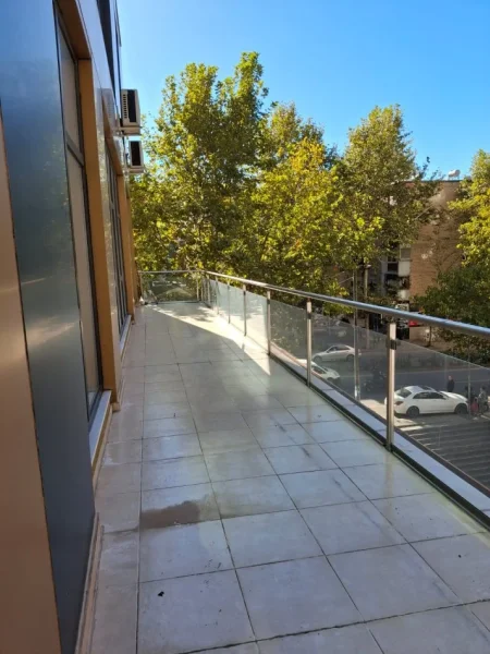 Tirane, jepet me qera ambjent biznesi Kati 3, 168 m² 2.500 € (Stacioni i Trenit)