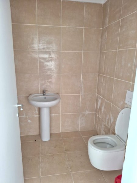 Tirane, jepet me qera ambjent biznesi Kati 3, 168 m² 2.500 € (Stacioni i Trenit)