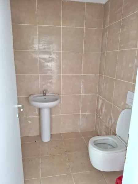 Tirane, jepet me qera ambjent biznesi Kati 3, 168 m² 2.500 € (Stacioni i Trenit)
