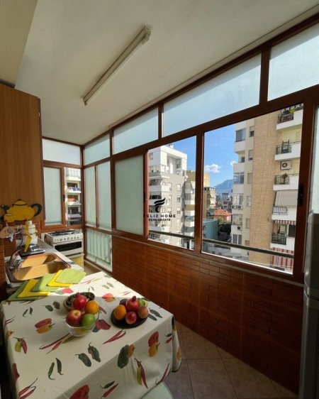 Tirane, jepet me qera apartament 1+1 Kati 6, 50 m² 550 € (PAZARI I RI)