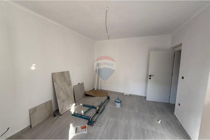 Tirane, jepet me qera apartament 1+1+Ballkon , 70 m² 700 € (Qender)