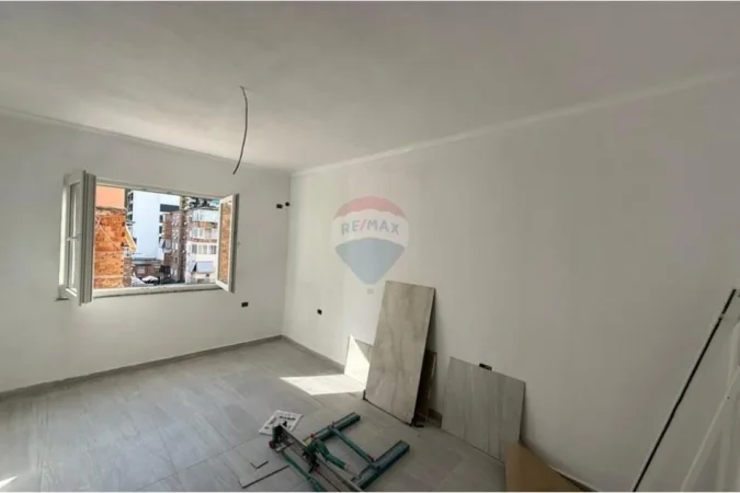 Tirane, jepet me qera apartament 1+1+Ballkon , 70 m² 700 € (Qender)