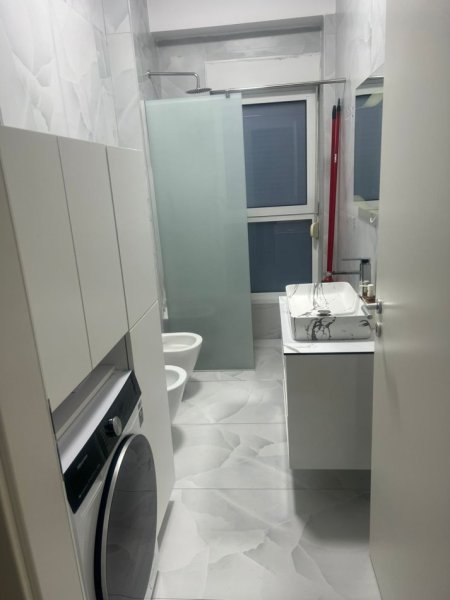 Tirane, jepet me qera apartament 1+1 , 450 € (Kompleksi Kaimi)