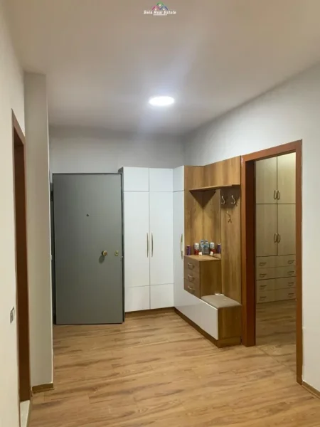 Tirane, jepet me qera apartament 2+1 Kati 3, 102 m² 600 € (3 deshmoret)