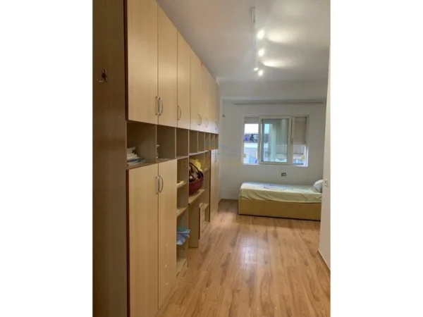 Qera , Apartament 2+1+ Post parkimi , Yzberisht 550 €