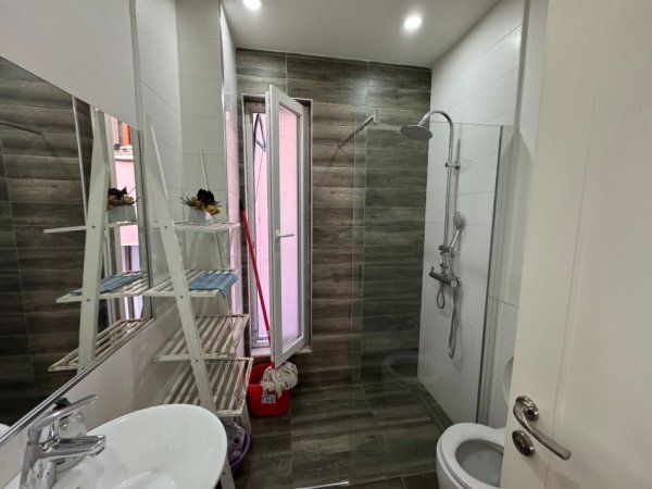 Tirane, jepet me qera apartament 1+1 Kati 4, 550 € 