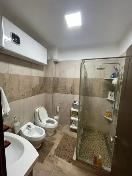 Lushnje, shitet apartament 2+1+Ballkon Kati 3, 