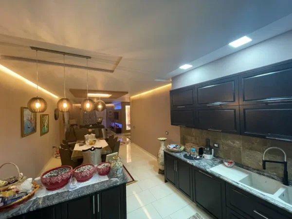 Lushnje, shitet apartament 2+1+Ballkon Kati 3, 