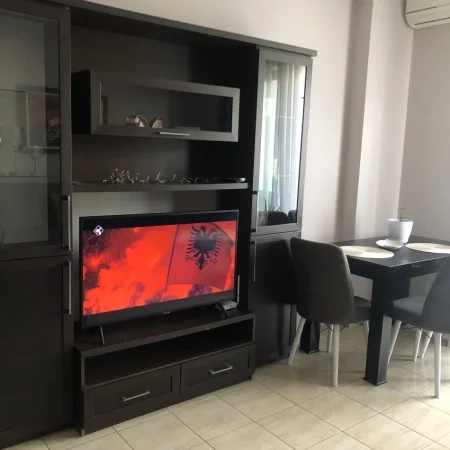 Tirane, jepet me qera apartament 1+1+Ballkon Kati 6, 83 m² 40 € (Rruga Gjon Buzuku)