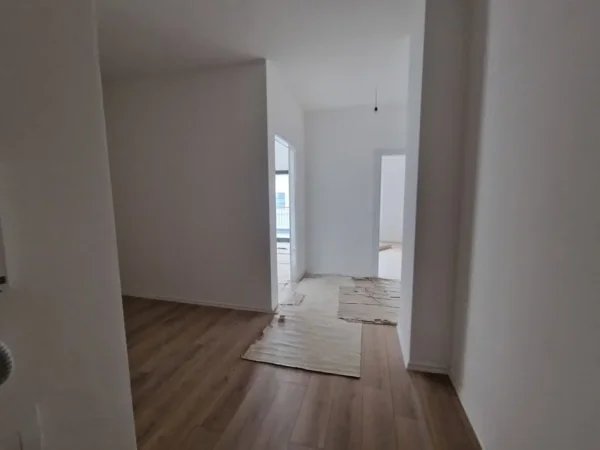 Tirane, jepet me qera ambjent biznesi Kati 11, 114 m² 1.360 € (Rruga e Barrikadave)