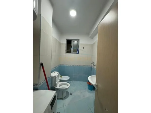 Tirane, jepet me qera apartament 1+1+Ballkon Kati 1, 68 m² 350 € (FRESK)
