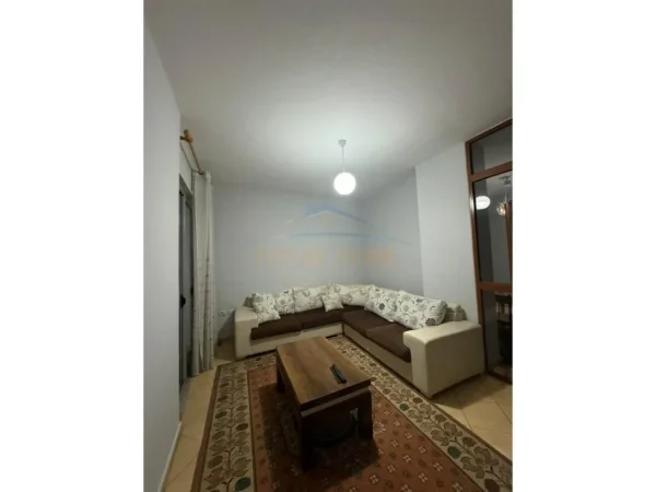 Tirane, jepet me qera apartament 1+1+Ballkon Kati 1, 68 m² 350 € (FRESK)