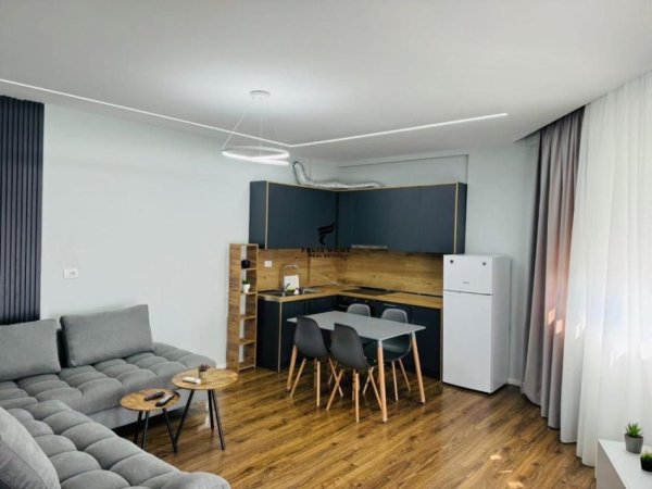 Tirane, jepet me qera apartament 3+1 , 80 m² 900 € (RRUGA E BARRIKADAVE)