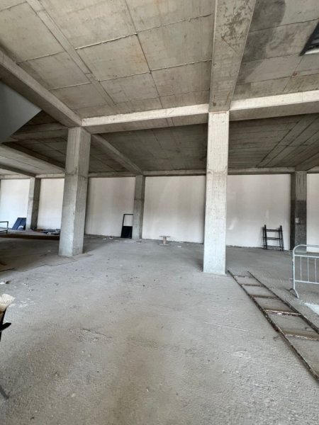 Tirane, jepet me qera magazine Kati 0, 1.000 m² 5.000 € (Autostrada Tiranë–Durrës)