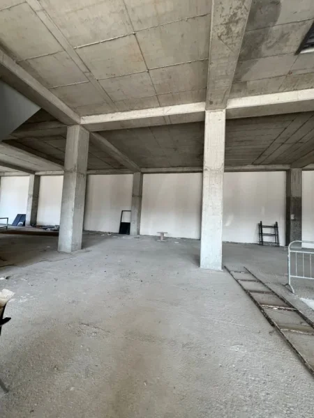 Tirane, jepet me qera magazine Kati 0, 1.000 m² 5.000 € (Autostrada Tiranë–Durrës)