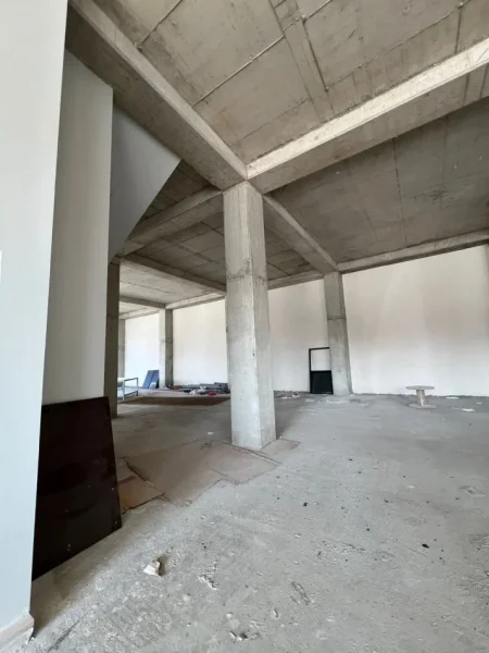 Tirane, jepet me qera magazine Kati 0, 1.000 m² 5.000 € (Autostrada Tiranë–Durrës)