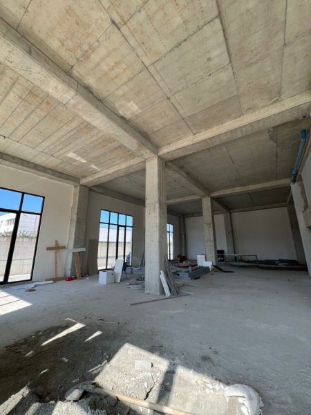 Tirane, jepet me qera magazine Kati 0, 1.000 m² 5.000 € (Autostrada Tiranë–Durrës)