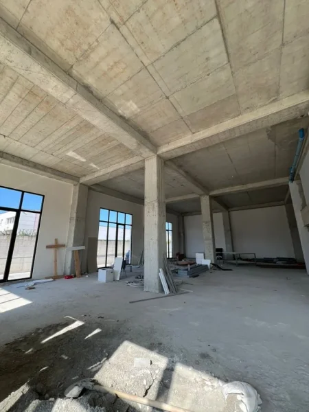 Tirane, jepet me qera magazine Kati 0, 1.000 m² 5.000 € (Autostrada Tiranë–Durrës)