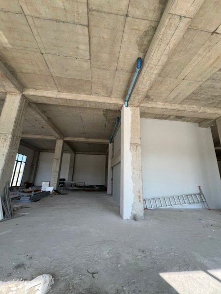 Tirane, jepet me qera magazine Kati 0, 1.000 m² 5.000 € (Autostrada Tiranë–Durrës)