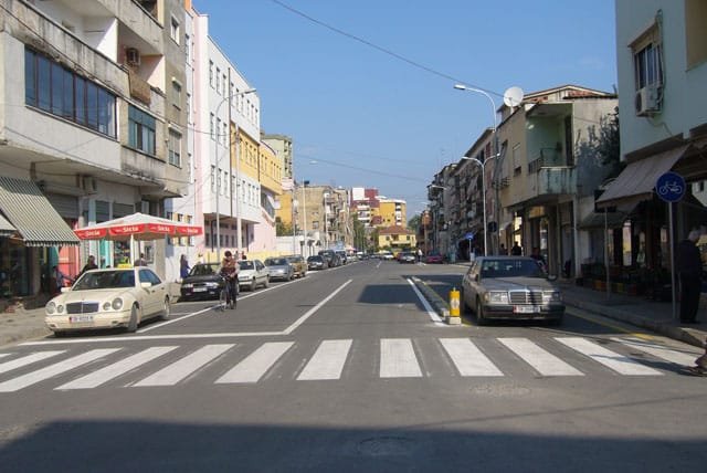 Tirane, jepet me qera ambjent biznesi Kati 0, 160 m² 5.000 € (Rruga e Barrikadave)