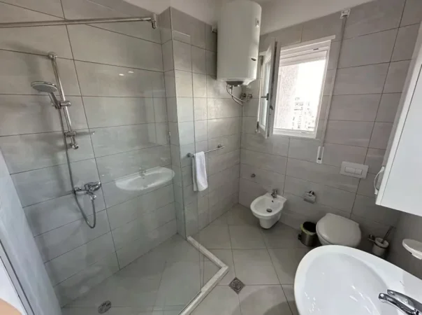 Tirane, jepet me qera apartament 2+1 Kati 8, 100 m² 1.250 € (Pazari Ri)