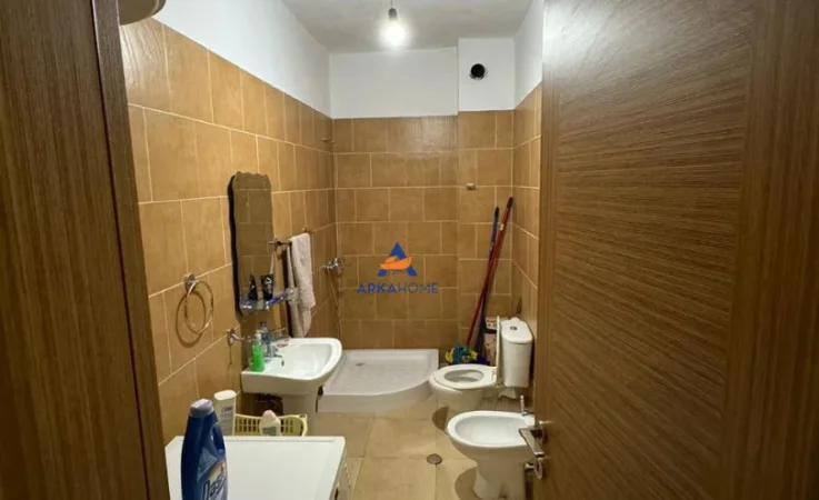 Tirane, jepet me qera apartament 1+1 Kati 5, 70 m² 400 € (yzberisht)