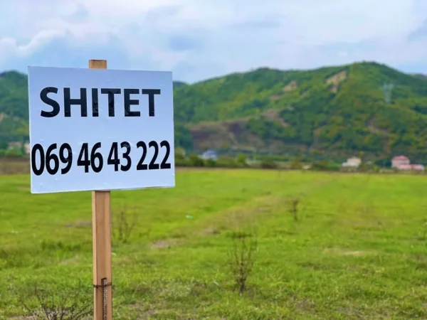 shitet , 4.000 m² ne ane te rruges me hipoteke ne Vaqarr