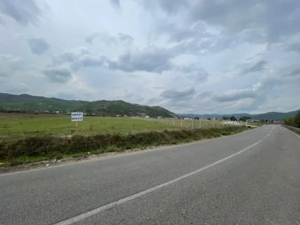 shitet , 4.000 m² ne ane te rruges me hipoteke ne Vaqarr