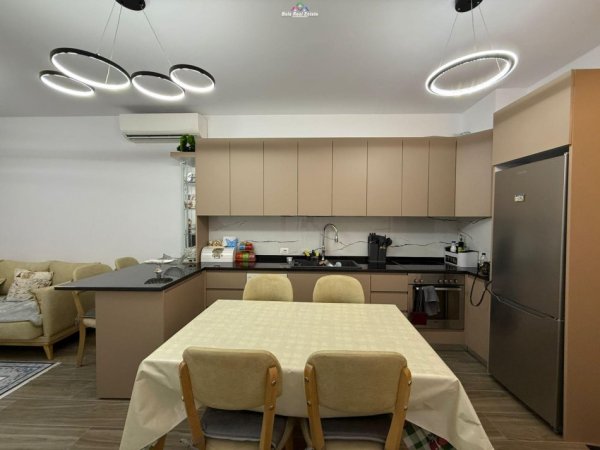 Tirane, jepet me qera apartament 1+1+Ballkon Kati 7, 100 m² 600 € (feiz hizmo)