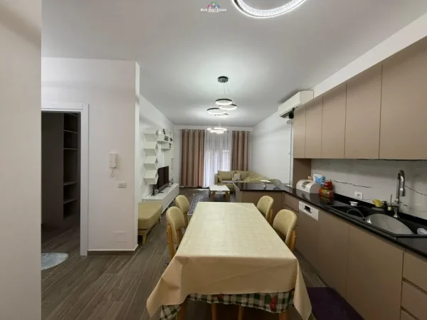 Tirane, jepet me qera apartament 1+1+Ballkon Kati 7, 100 m² 600 € (feiz hizmo)