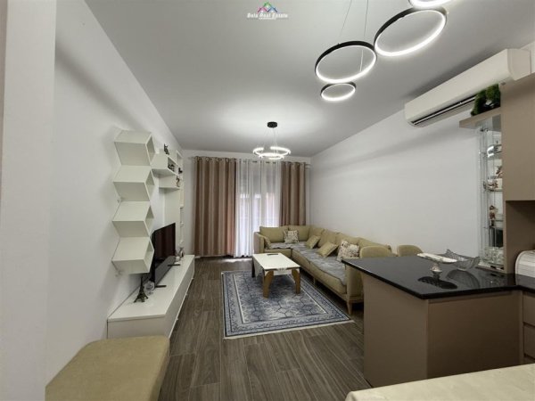 Tirane, jepet me qera apartament 1+1+Ballkon Kati 7, 100 m² 600 € (feiz hizmo)
