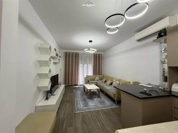 Tirane, jepet me qera apartament 1+1+Ballkon Kati 7, 100 m² 600 € (feiz hizmo)