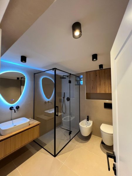 Tirane, jepet me qera Vile 2+1 Kati 3, 700 € (Rruga Bajram Allaraj)