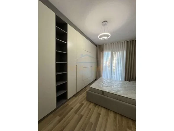Tirane, jepet me qera apartament 1+1+Ballkon Kati 3, 68 m² 550 € (BULEVARDI MIGJENI)