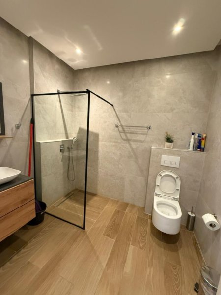 Tirane, jepet me qera apartament 2+1 Kati 5, 85 m² 1.000 € (Rruga Pjeter Bogdani)