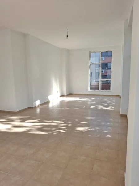 Tirane, jap me qera ambjent biznesi Kati 3, 209 m² 2.500 € (AMBIENT BIZNESI ME QIRA – Stacioni i Trenit, Rrugë Kryesore)